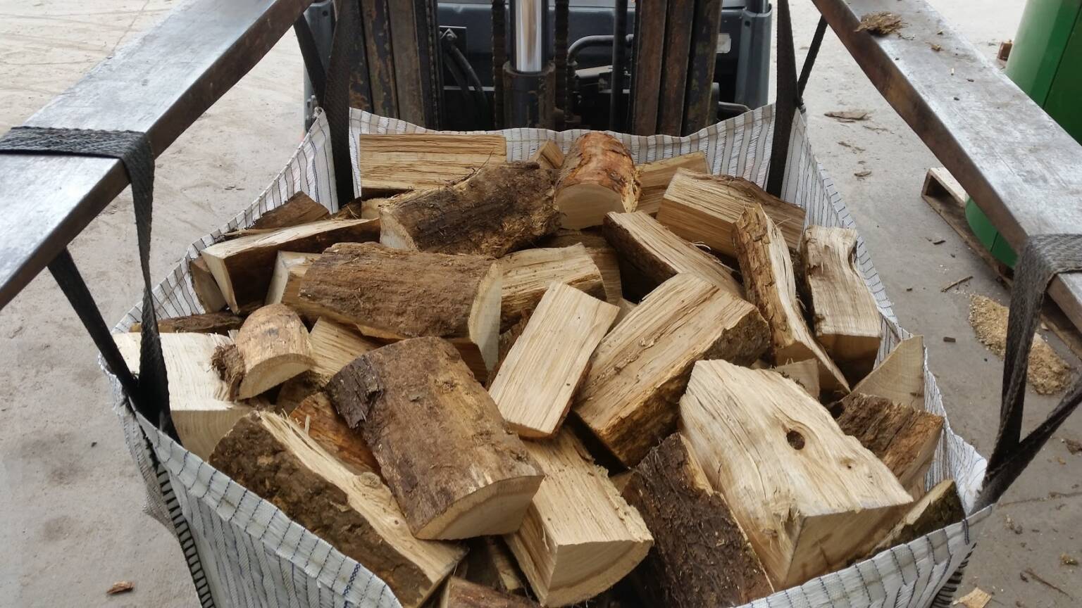 Seasoned Firewood (Bulk Bag of Hardwood) Flynn Wood2Go Ltd.